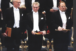Merton Miller stands between Harry Markowitz, on the left, and William Sharpe at the 1990 Nobel Prize in Economic Sciences ceremony.
